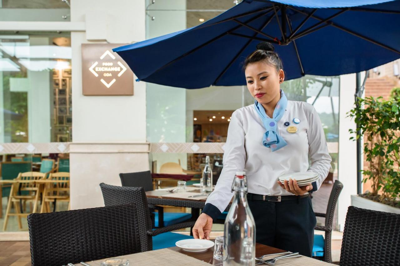 Novotel Goa Resort & Spa Candolim Εξωτερικό φωτογραφία A Thai restaurant server