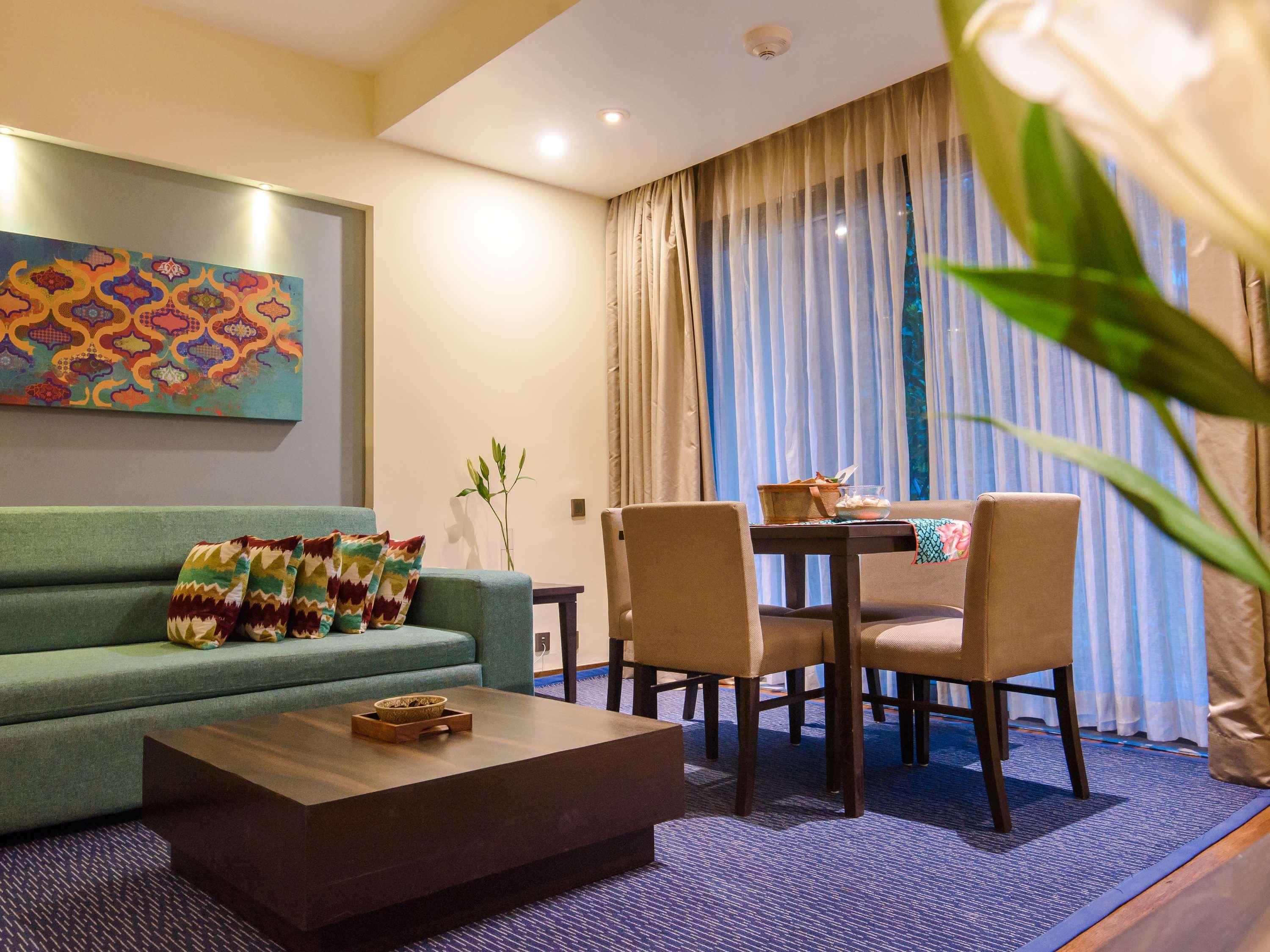 Novotel Goa Resort & Spa Candolim Εξωτερικό φωτογραφία A living room in a suite at the hotel