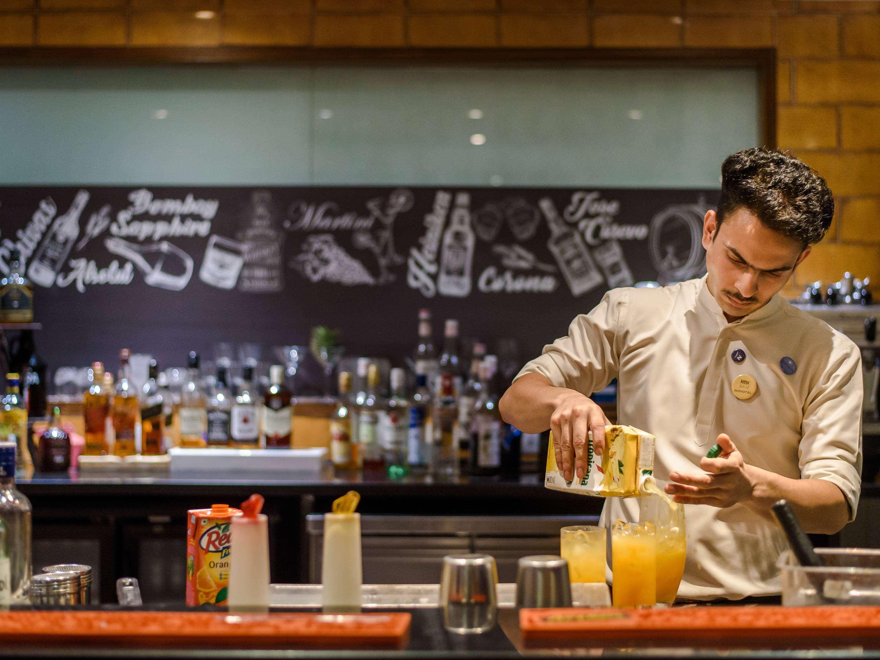 Novotel Goa Resort & Spa Candolim Εξωτερικό φωτογραφία A bartender at work