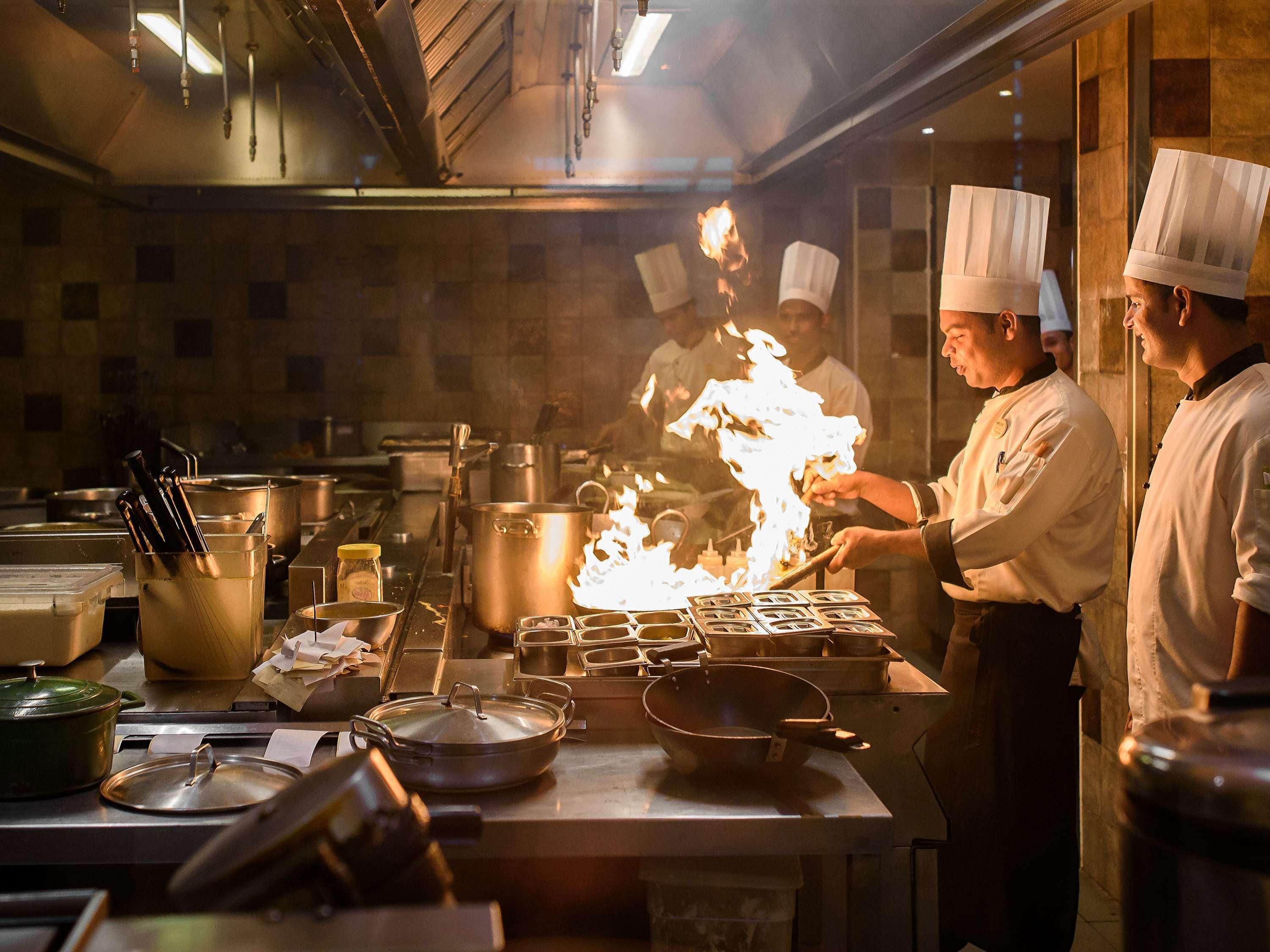 Novotel Goa Resort & Spa Candolim Εξωτερικό φωτογραφία A kitchen in action